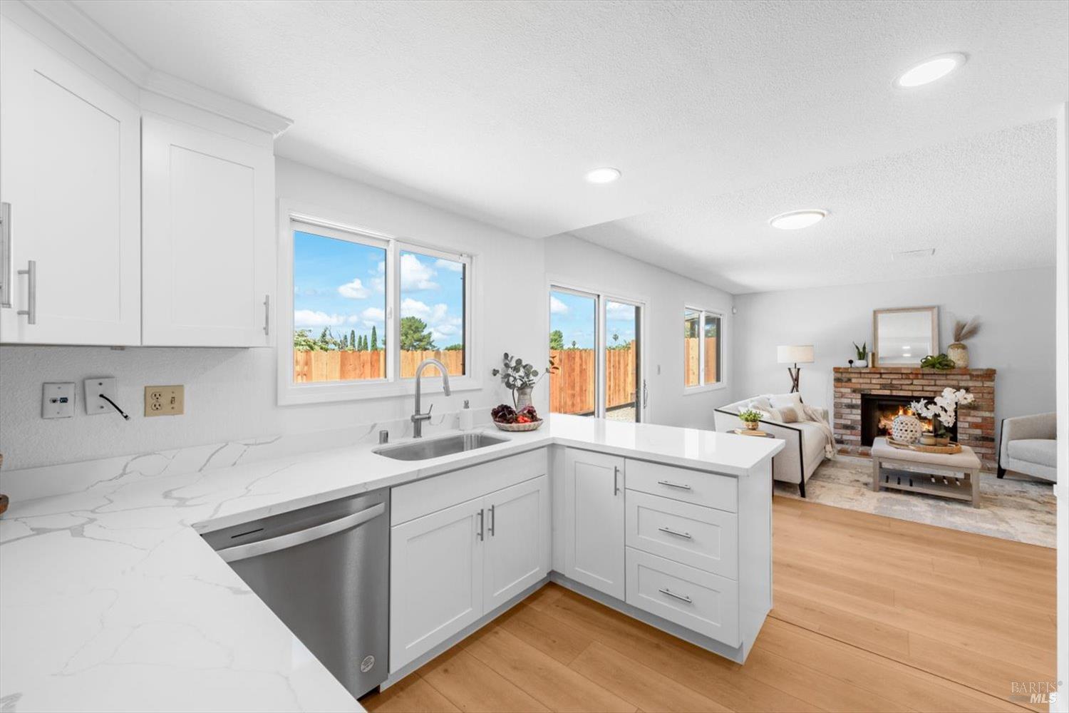 Detail Gallery Image 9 of 51 For 225 Riverview Dr, Vallejo,  CA 94589 - 4 Beds | 2/1 Baths