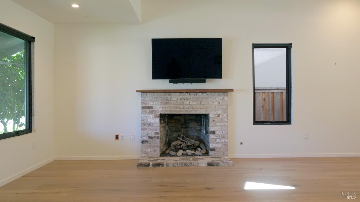 Detail Gallery Image 9 of 48 For 1306 Pinon Dr, Healdsburg,  CA 95448 - 2 Beds | 2/1 Baths