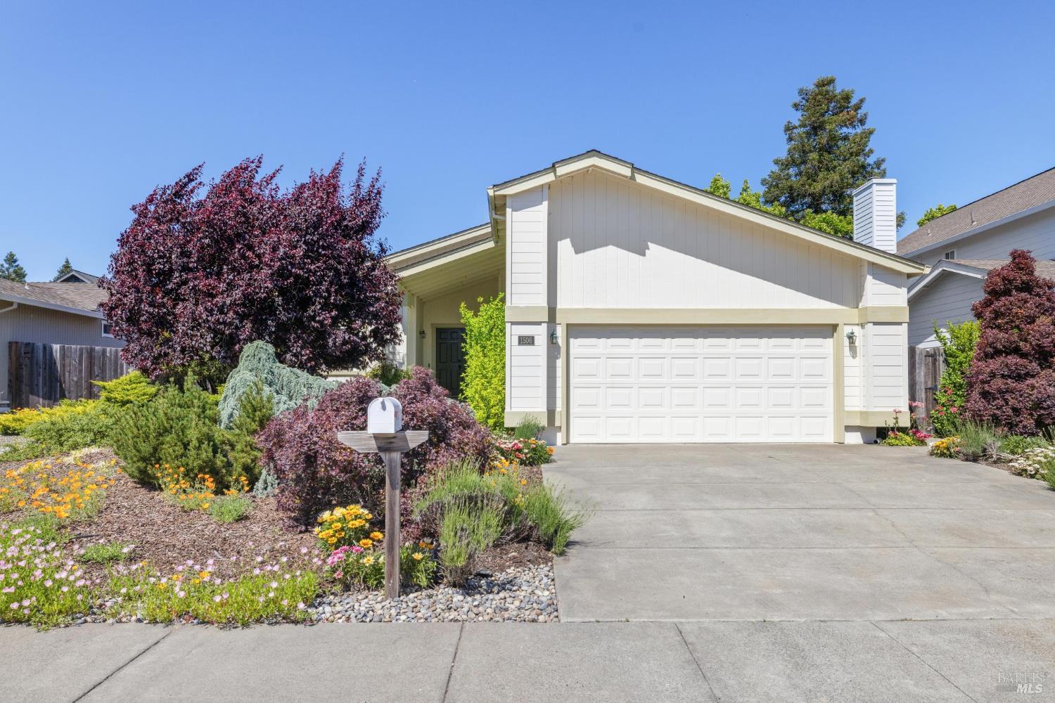 Detail Gallery Image 1 of 35 For 1506 Cerro Sonoma Cir, Petaluma,  CA 94954 - 3 Beds | 2 Baths