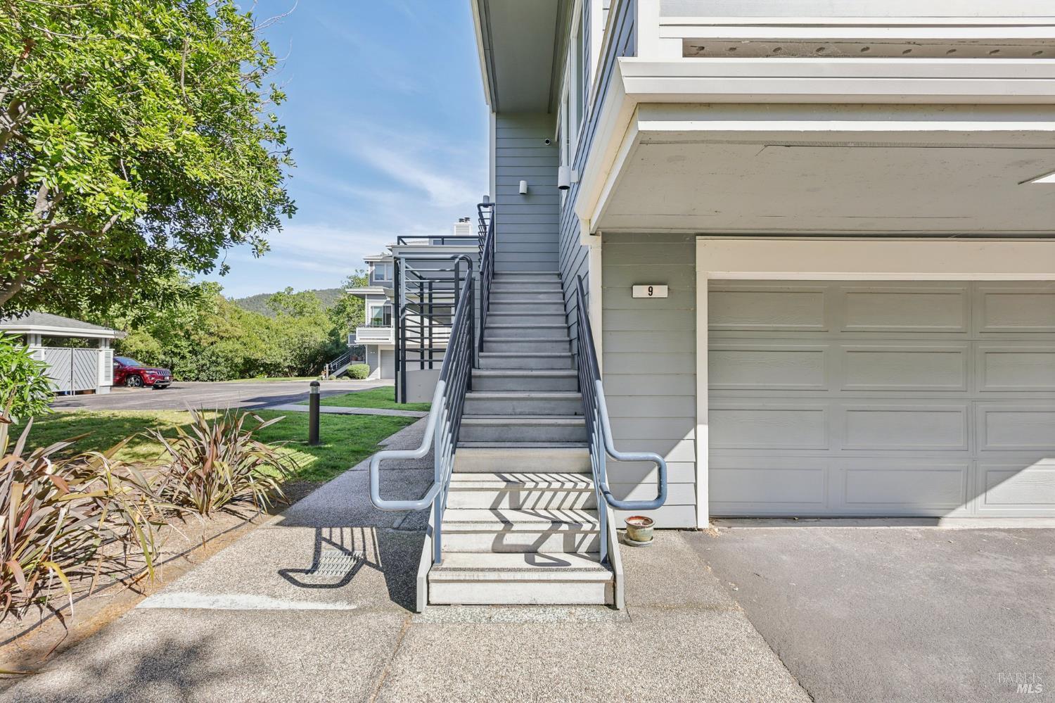 Detail Gallery Image 5 of 28 For 9 Gable Ct, San Rafael,  CA 94903 - 3 Beds | 2 Baths