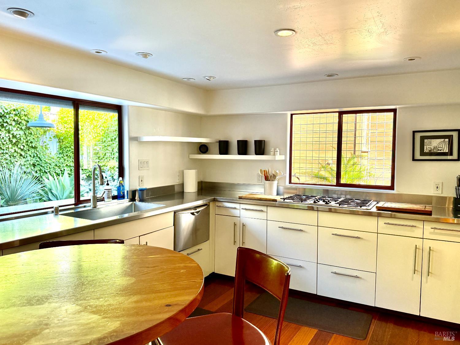 Detail Gallery Image 6 of 31 For 4 Sandy Beach Rd, Vallejo,  CA 94590 - 3 Beds | 3 Baths