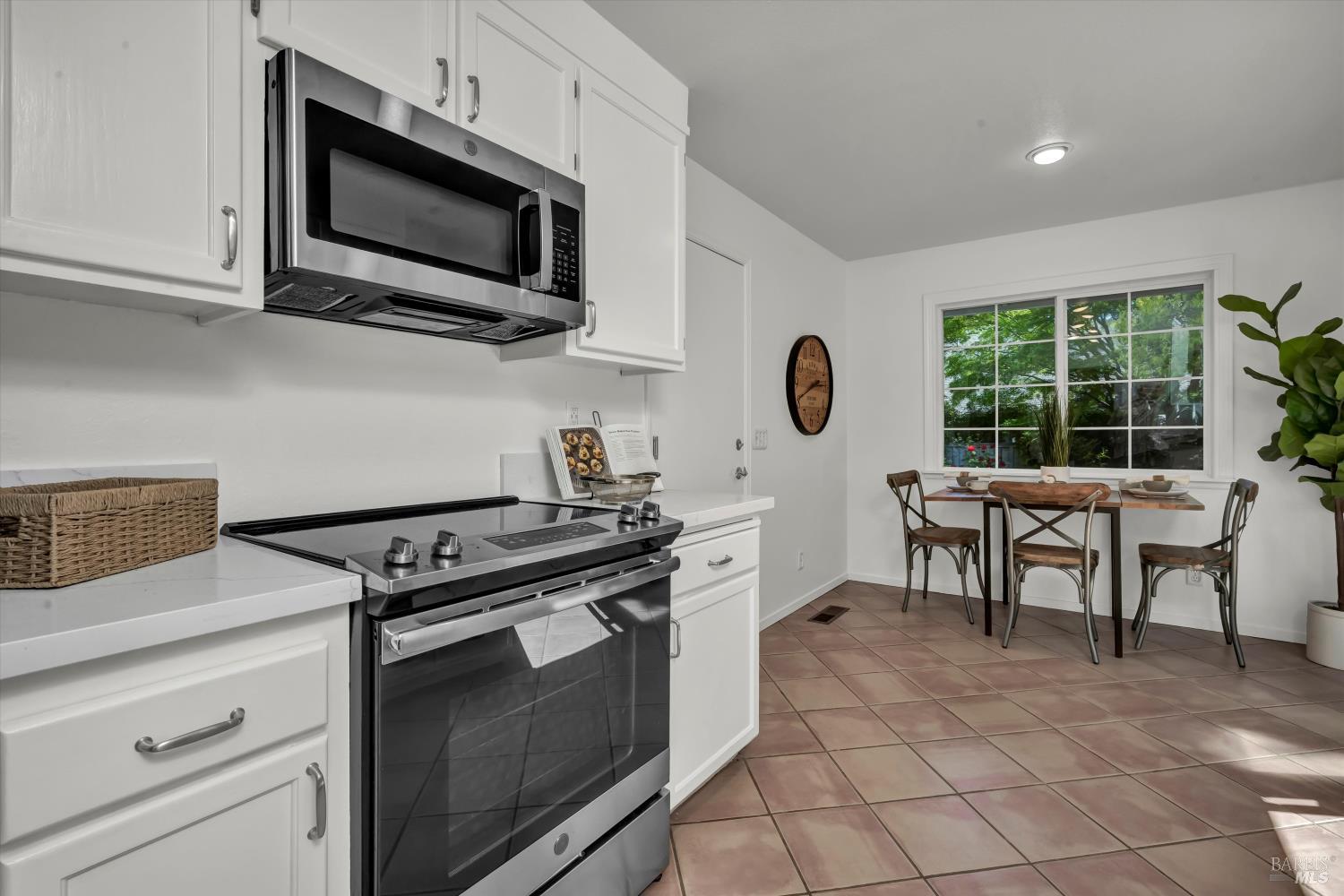 Detail Gallery Image 6 of 31 For 430 Woodley Pl, Santa Rosa,  CA 95409 - 2 Beds | 2 Baths
