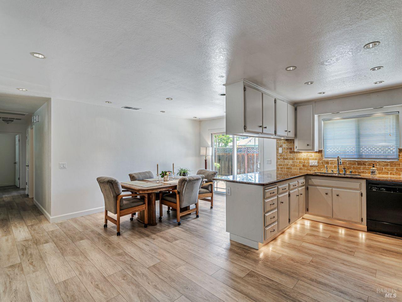Detail Gallery Image 11 of 30 For 4793 Glencannon St, Santa Rosa,  CA 95405 - 3 Beds | 2 Baths