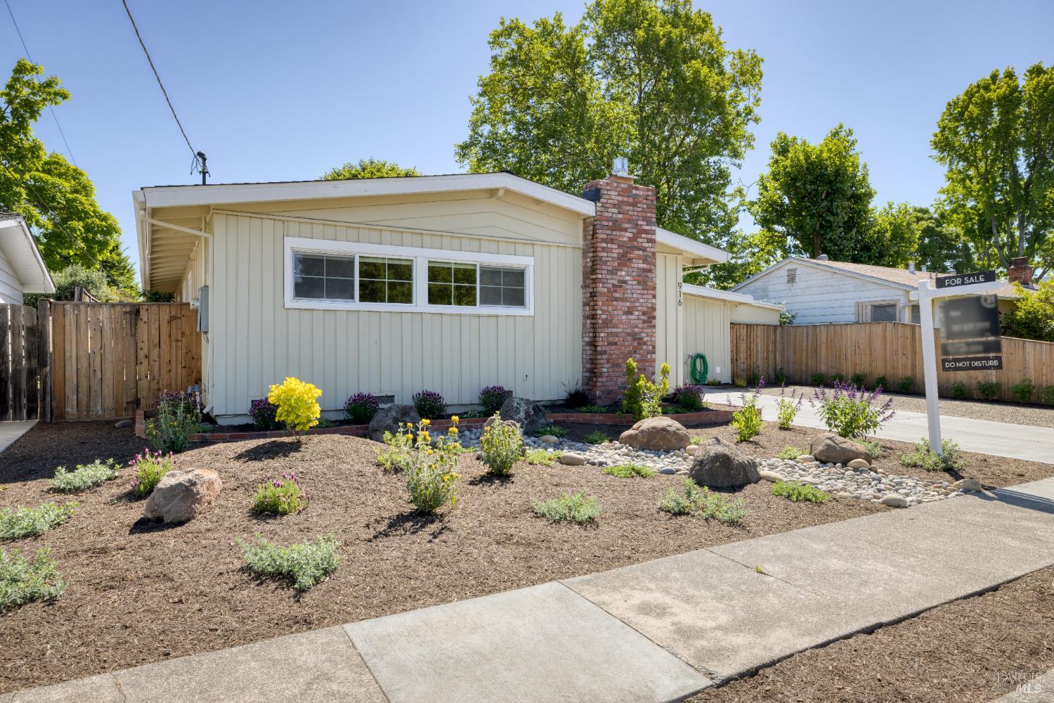 Detail Gallery Image 3 of 43 For 916 Colorado Blvd, Santa Rosa,  CA 95405 - 4 Beds | 2 Baths