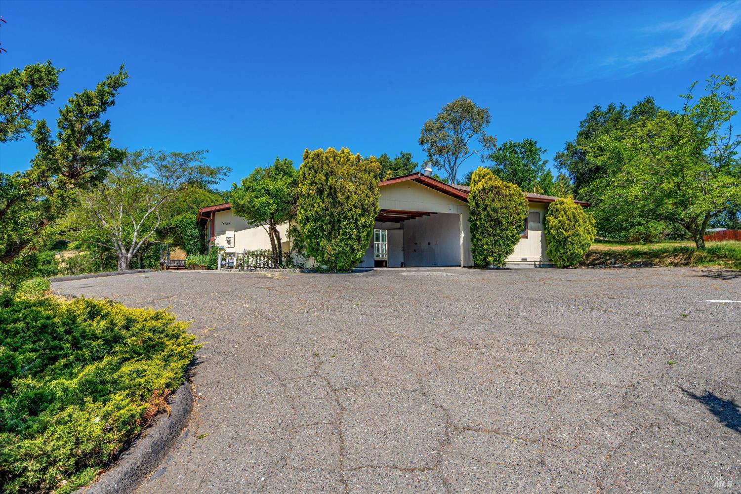 Detail Gallery Image 4 of 26 For 14154 Meadow Ln, Glen Ellen,  CA 95442 - 6 Beds | 4/2 Baths
