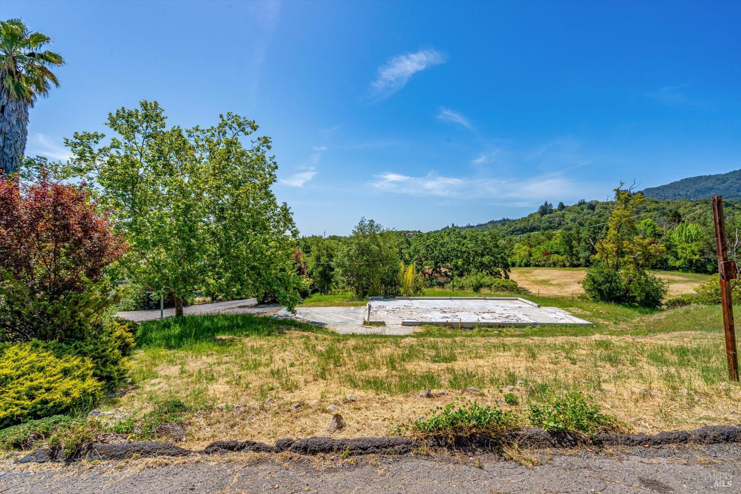 Detail Gallery Image 17 of 26 For 14154 Meadow Ln, Glen Ellen,  CA 95442 - 6 Beds | 4/2 Baths