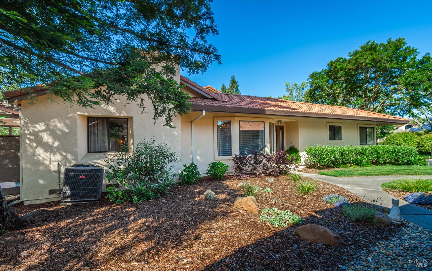 Detail Gallery Image 2 of 39 For 33 Fountain Grove Cir, Napa,  CA 94558 - 2 Beds | 2 Baths