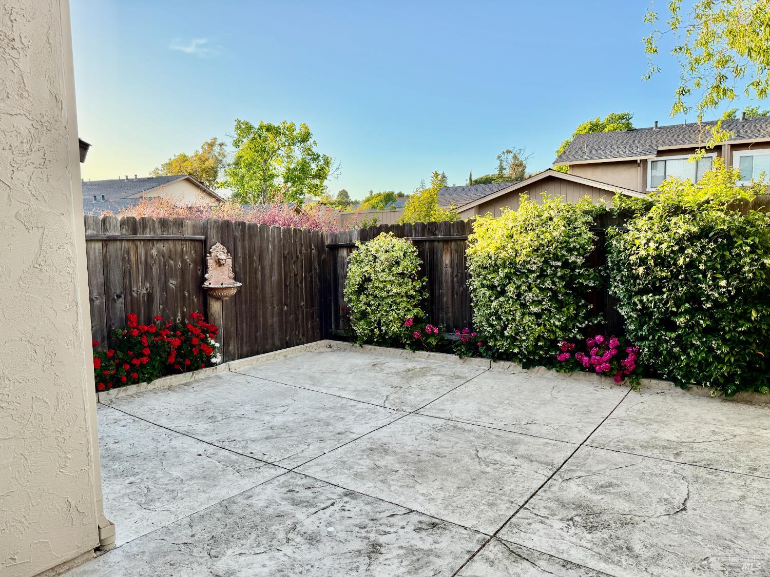Detail Gallery Image 11 of 19 For 1121 Grove Cir, Benicia,  CA 94510 - 3 Beds | 2/1 Baths