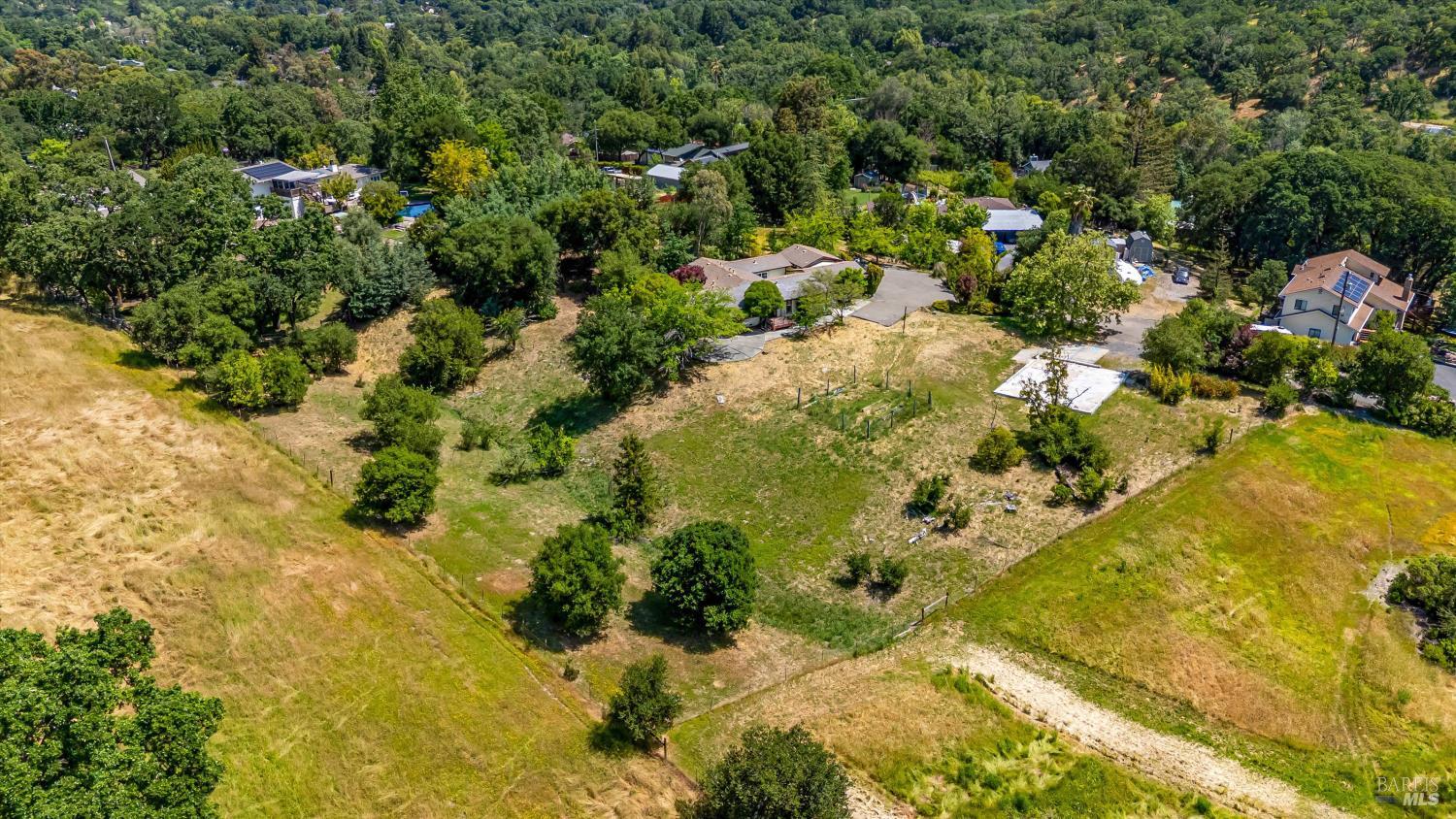 Detail Gallery Image 2 of 26 For 14154 Meadow Ln, Glen Ellen,  CA 95442 - 6 Beds | 4/2 Baths