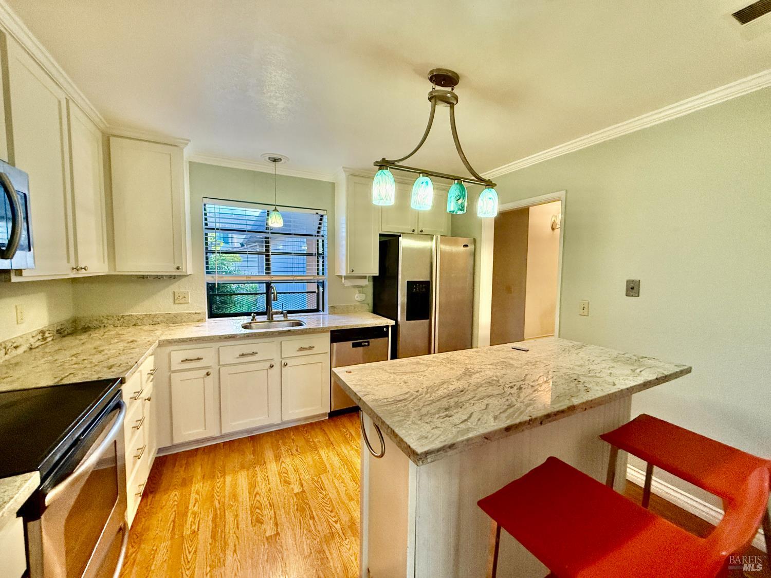 Detail Gallery Image 4 of 19 For 1121 Grove Cir, Benicia,  CA 94510 - 3 Beds | 2/1 Baths