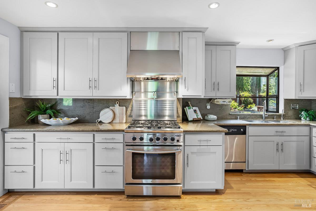 Detail Gallery Image 13 of 53 For 25 Wimbledon Ct, Novato,  CA 94949 - 4 Beds | 3/1 Baths