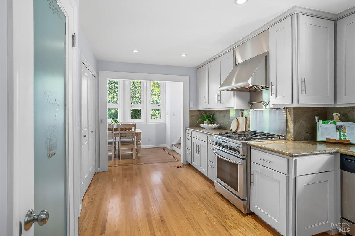 Detail Gallery Image 14 of 53 For 25 Wimbledon Ct, Novato,  CA 94949 - 4 Beds | 3/1 Baths