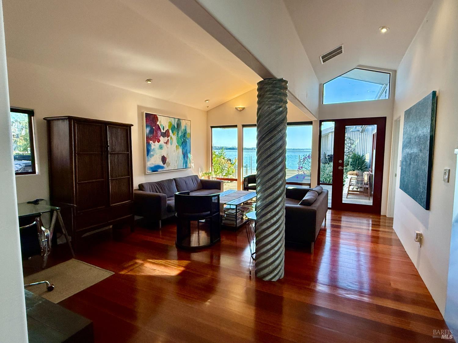 Detail Gallery Image 11 of 31 For 4 Sandy Beach Rd, Vallejo,  CA 94590 - 3 Beds | 3 Baths