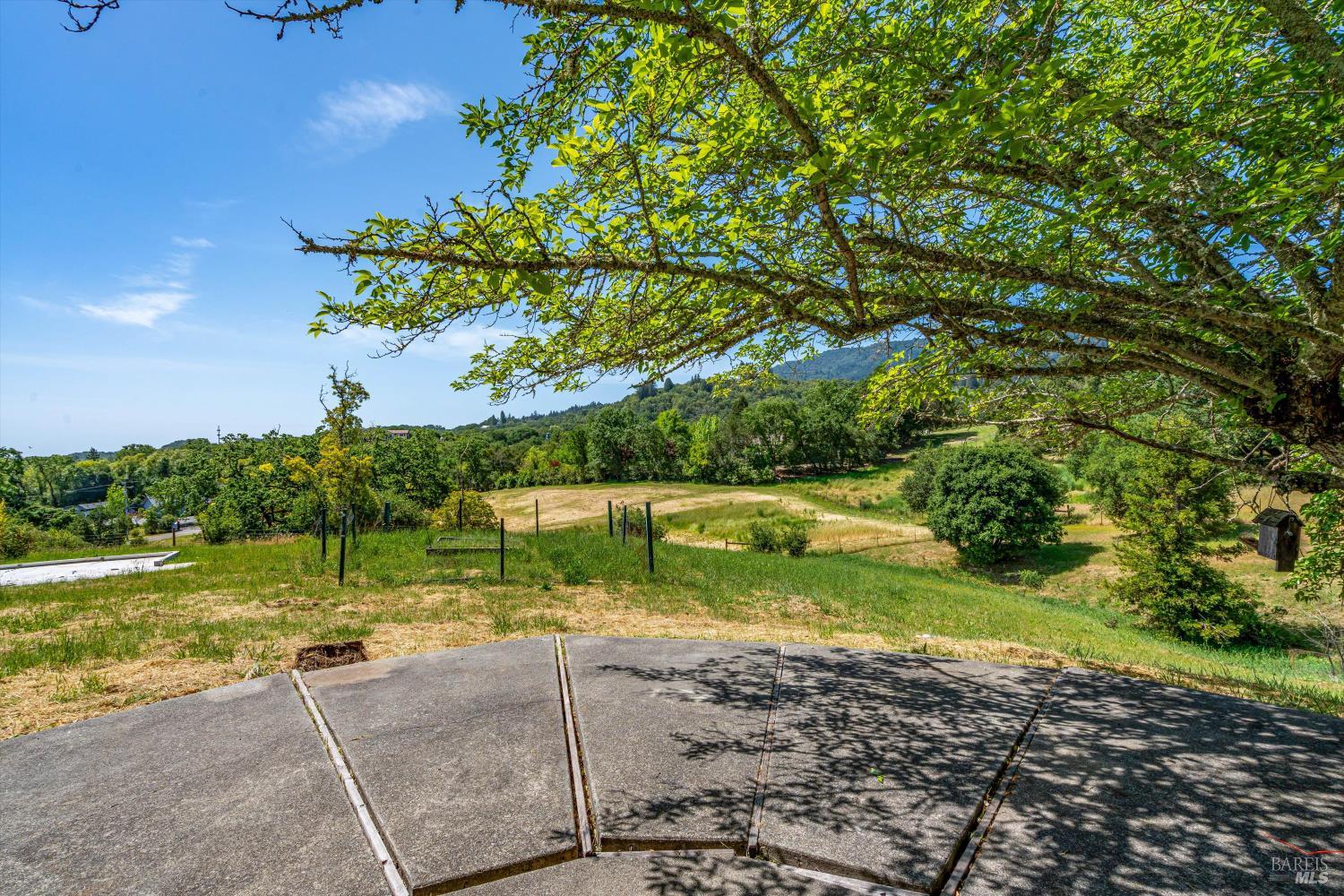 Detail Gallery Image 1 of 26 For 14154 Meadow Ln, Glen Ellen,  CA 95442 - 6 Beds | 4/2 Baths