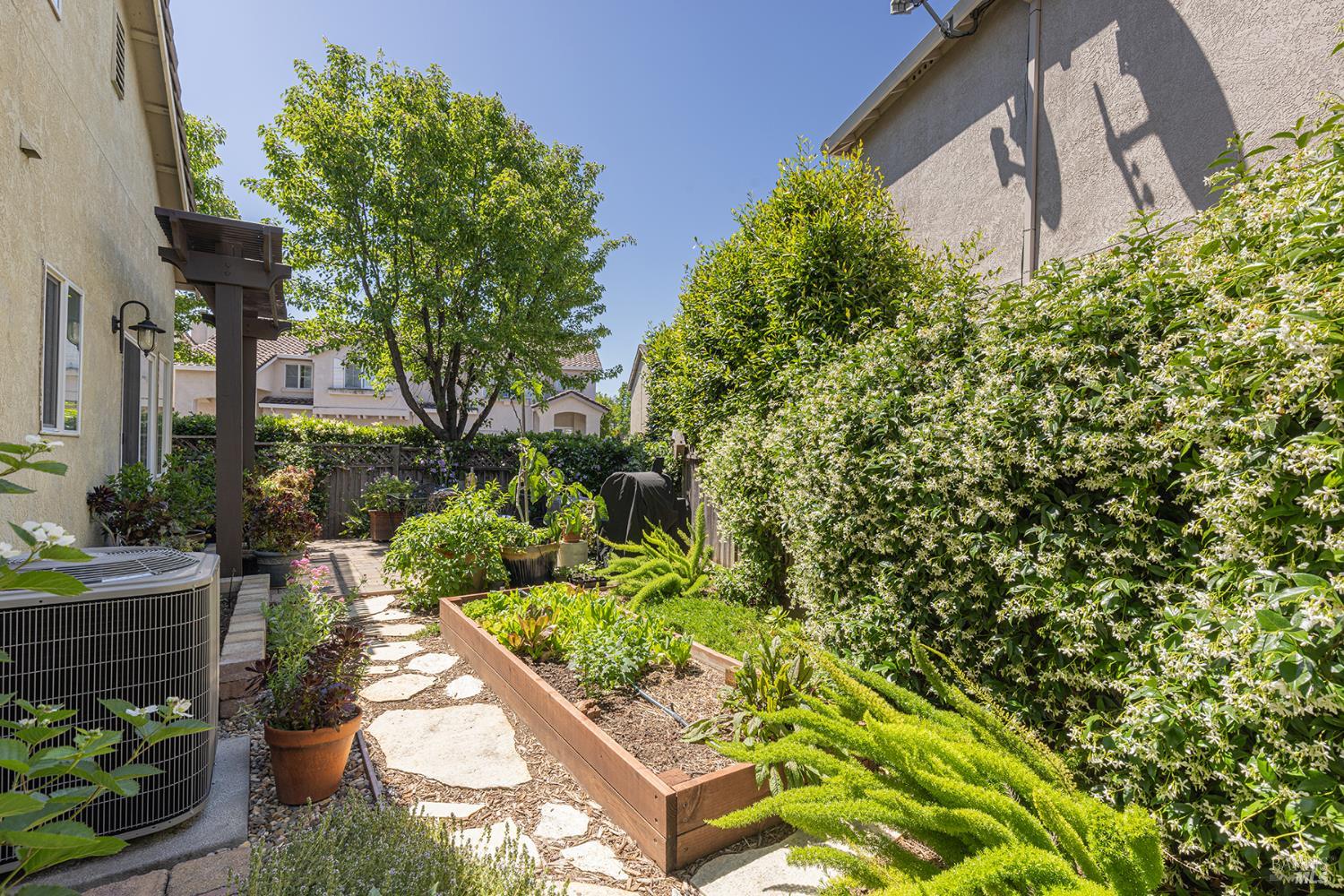 Detail Gallery Image 26 of 31 For 103 Trent Dr, Napa,  CA 94558 - 3 Beds | 2/1 Baths