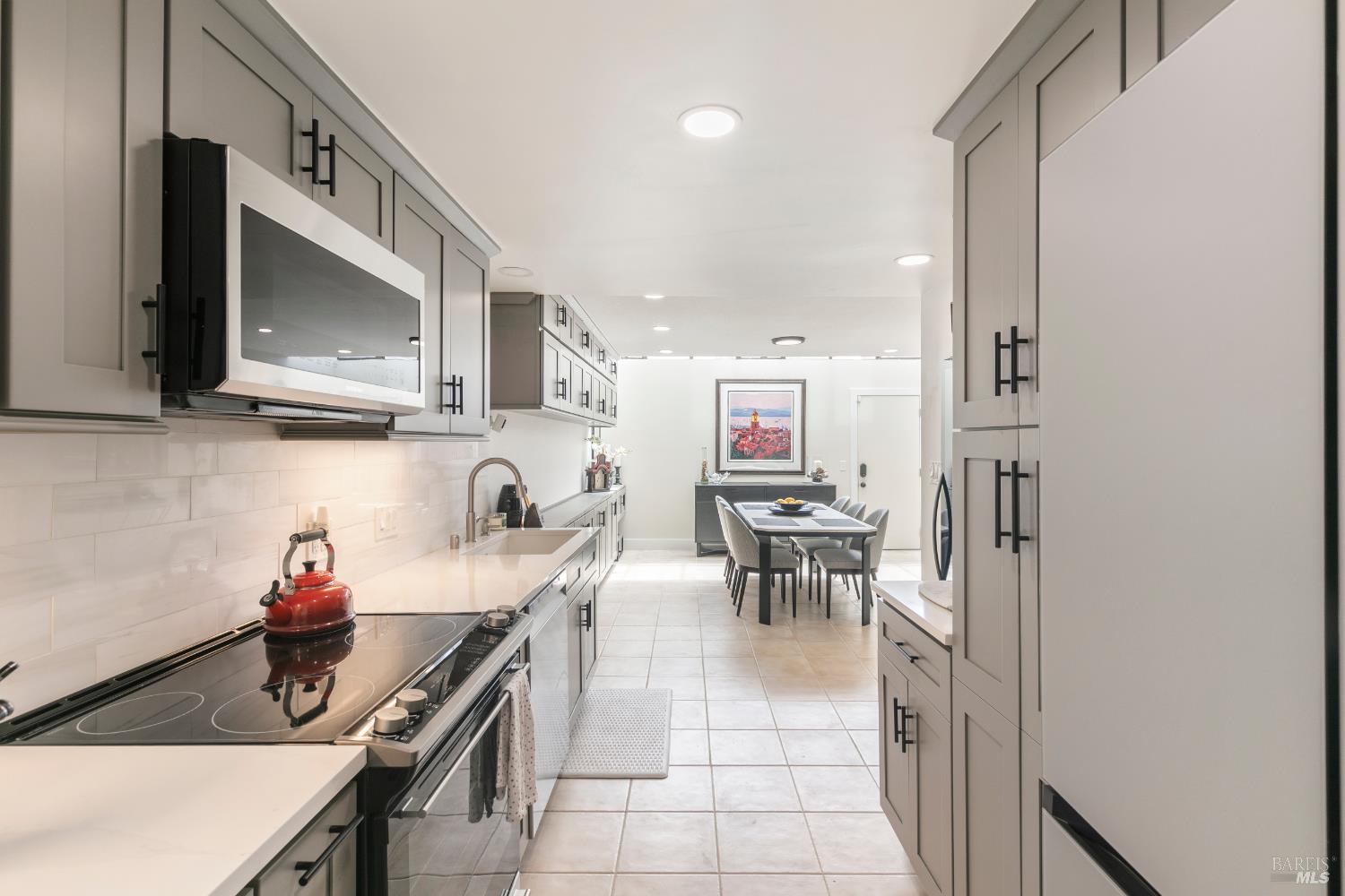 Detail Gallery Image 14 of 53 For 553 Kings Rd, Alameda,  CA 94501 - 2 Beds | 2/1 Baths