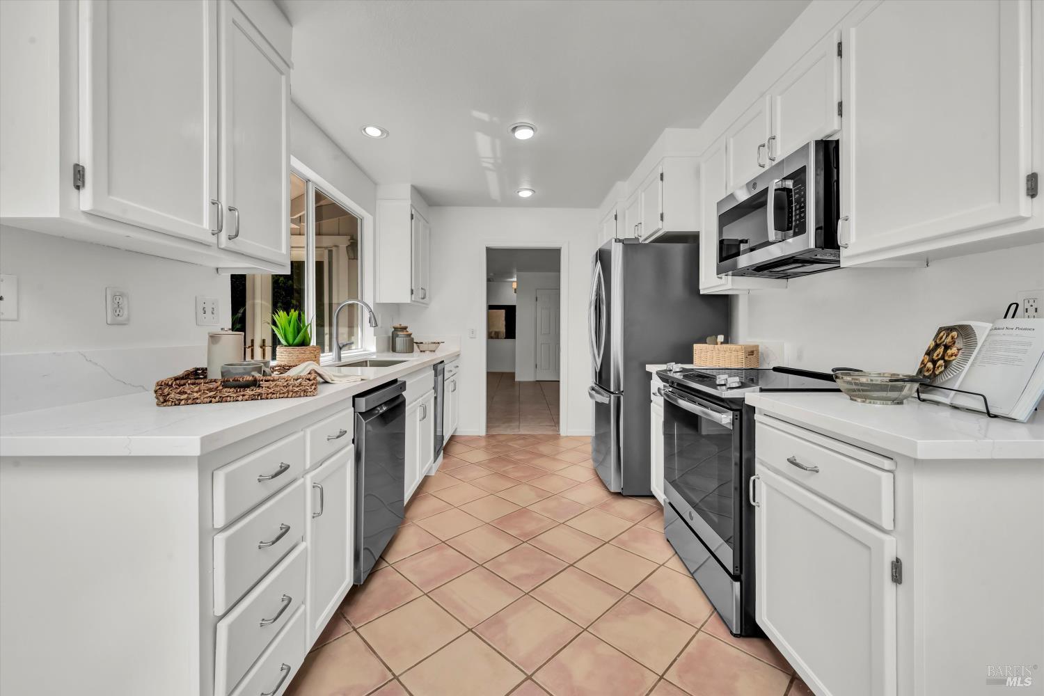 Detail Gallery Image 8 of 31 For 430 Woodley Pl, Santa Rosa,  CA 95409 - 2 Beds | 2 Baths