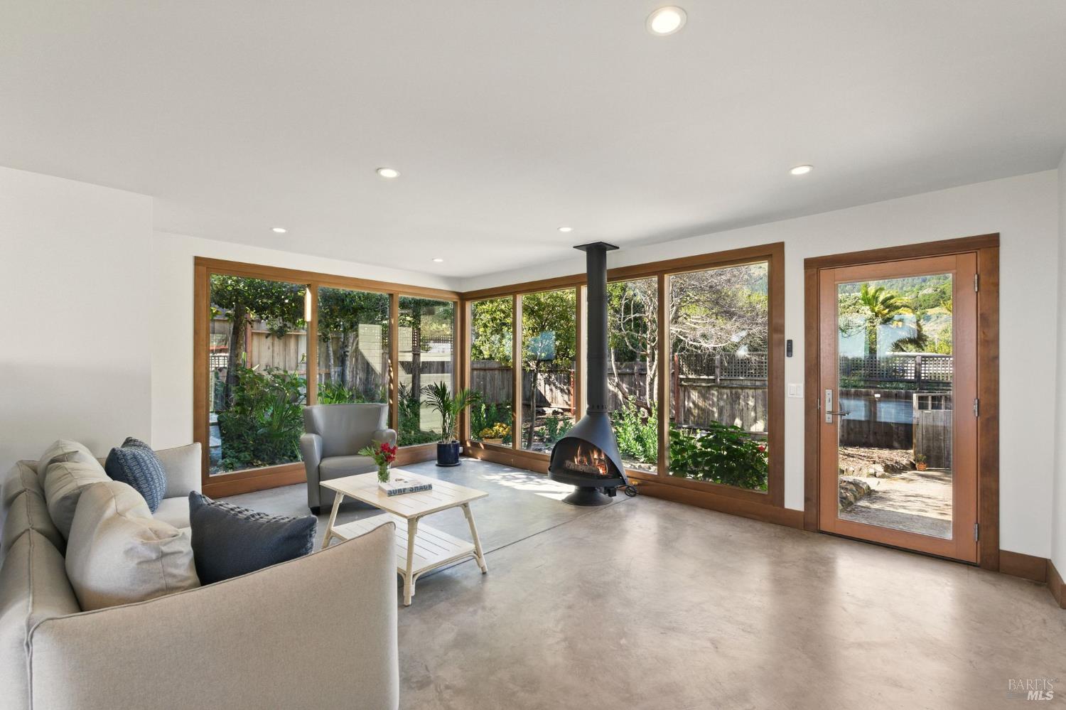 Detail Gallery Image 4 of 43 For 8 Rafael Patio Unkn, Stinson Beach,  CA 94970 - 3 Beds | 2 Baths