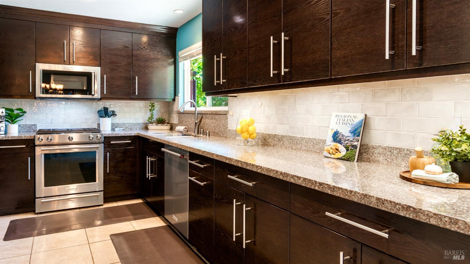 Detail Gallery Image 5 of 38 For 1523 Bruce Ct, Santa Rosa,  CA 95401 - 3 Beds | 2 Baths