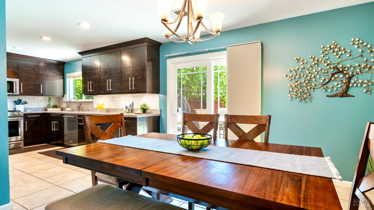 Detail Gallery Image 8 of 38 For 1523 Bruce Ct, Santa Rosa,  CA 95401 - 3 Beds | 2 Baths