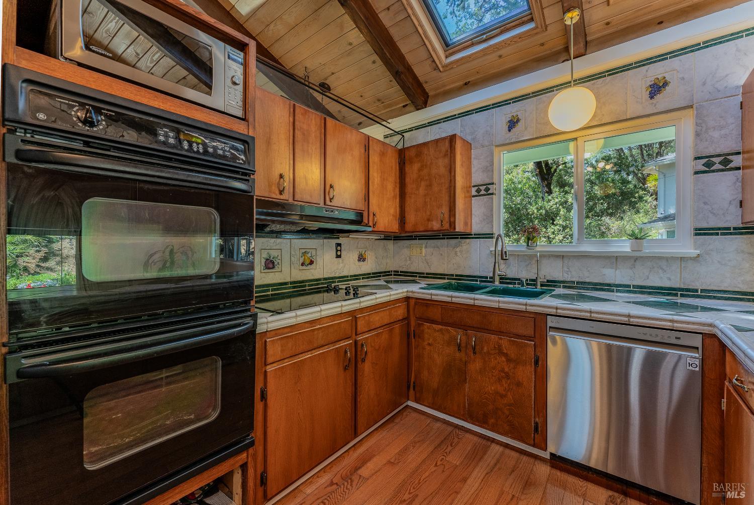 Detail Gallery Image 9 of 38 For 925 Knob Hill Rd, Ukiah,  CA 95482 - 3 Beds | 2 Baths