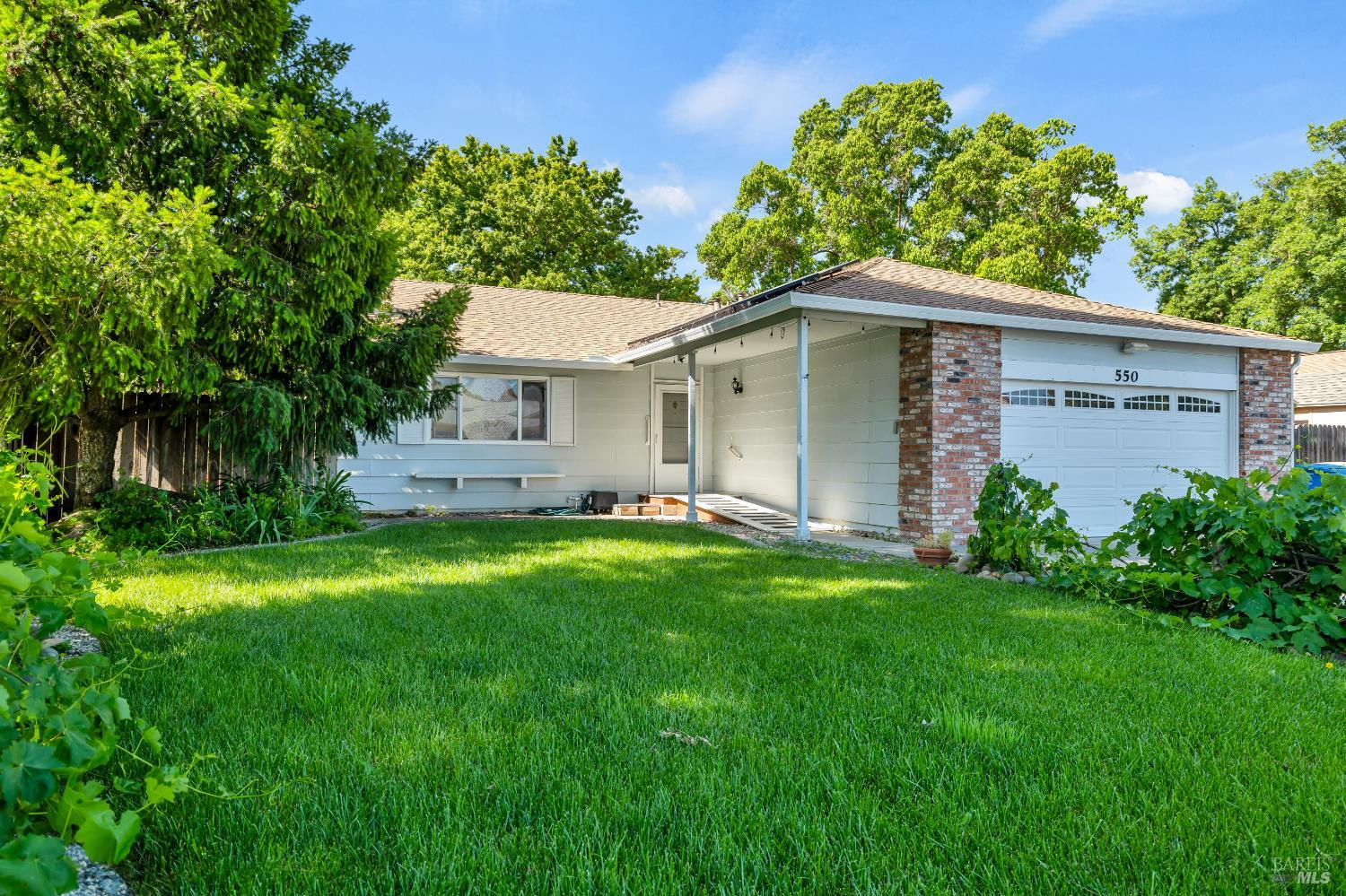 Detail Gallery Image 2 of 45 For 550 Rossi Dr, Dixon,  CA 95620 - 3 Beds | 2 Baths