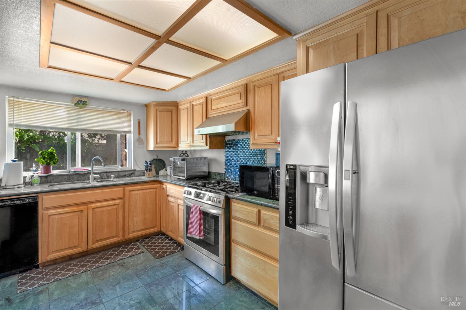 Detail Gallery Image 12 of 34 For 6048 Dawn Dr, Rohnert Park,  CA 94928 - 4 Beds | 3 Baths