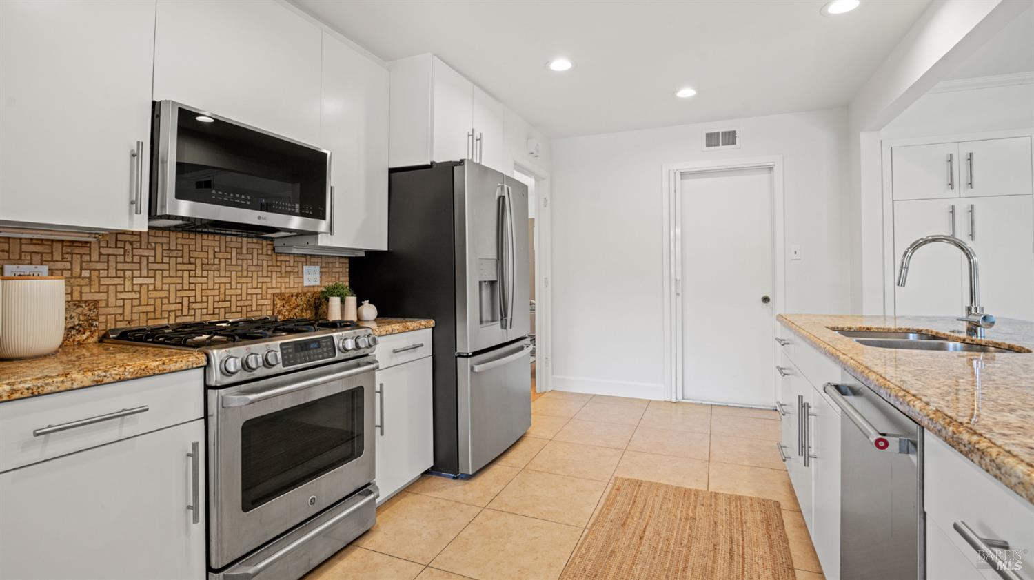 Detail Gallery Image 8 of 28 For 40 Staghound Psge, Corte Madera,  CA 94925 - 3 Beds | 2 Baths