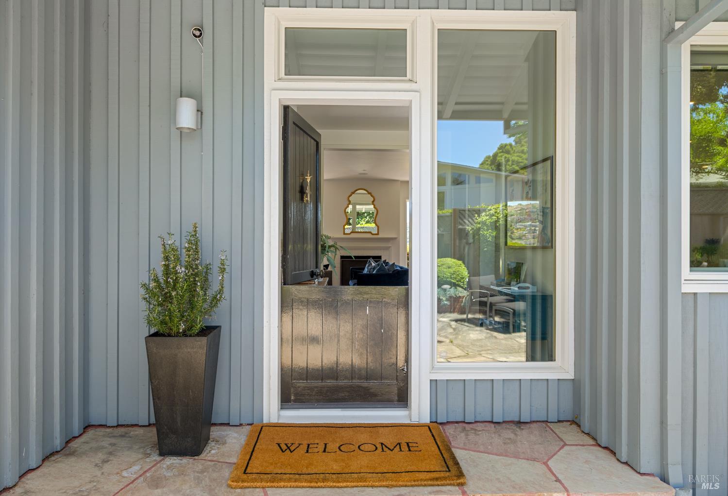 Detail Gallery Image 8 of 47 For 1 North Point Cir, Belvedere,  CA 94920 - 4 Beds | 3/1 Baths