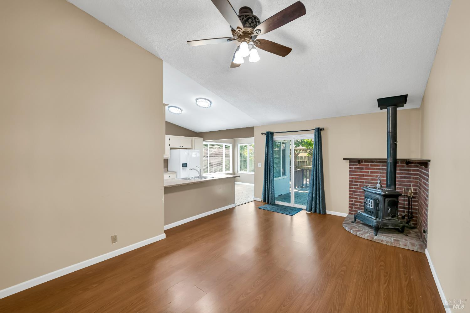 Detail Gallery Image 9 of 45 For 550 Rossi Dr, Dixon,  CA 95620 - 3 Beds | 2 Baths