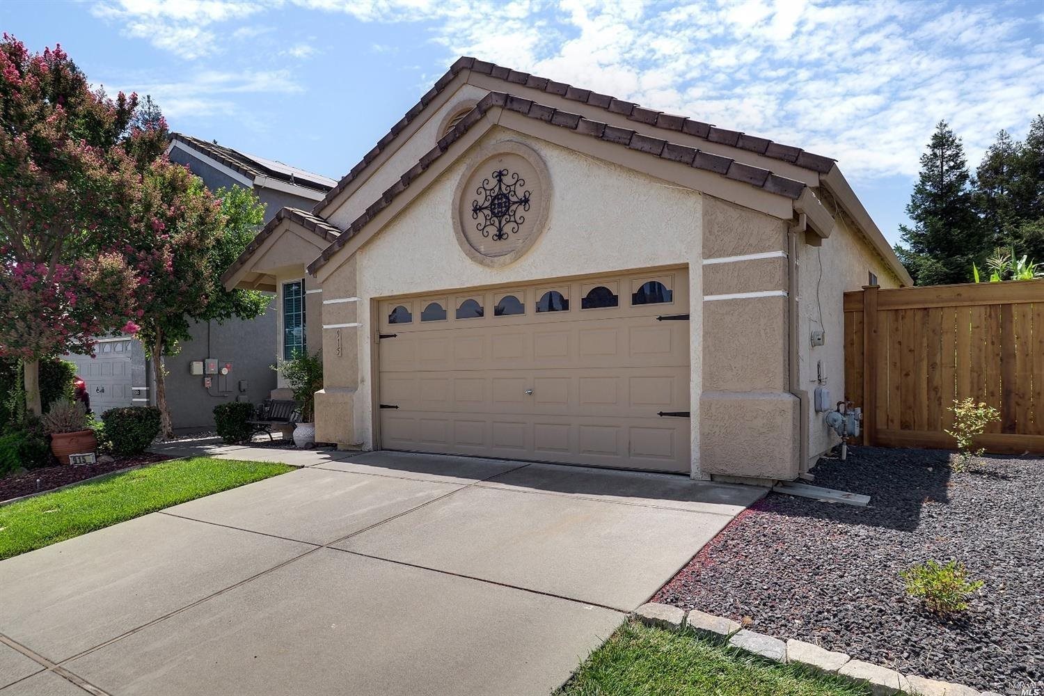 Detail Gallery Image 1 of 11 For 915 Tipperary Dr, Vacaville,  CA 95688 - 3 Beds | 2 Baths