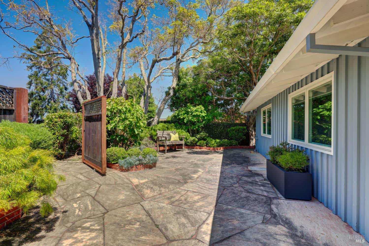 Detail Gallery Image 43 of 47 For 1 North Point Cir, Belvedere,  CA 94920 - 4 Beds | 3/1 Baths