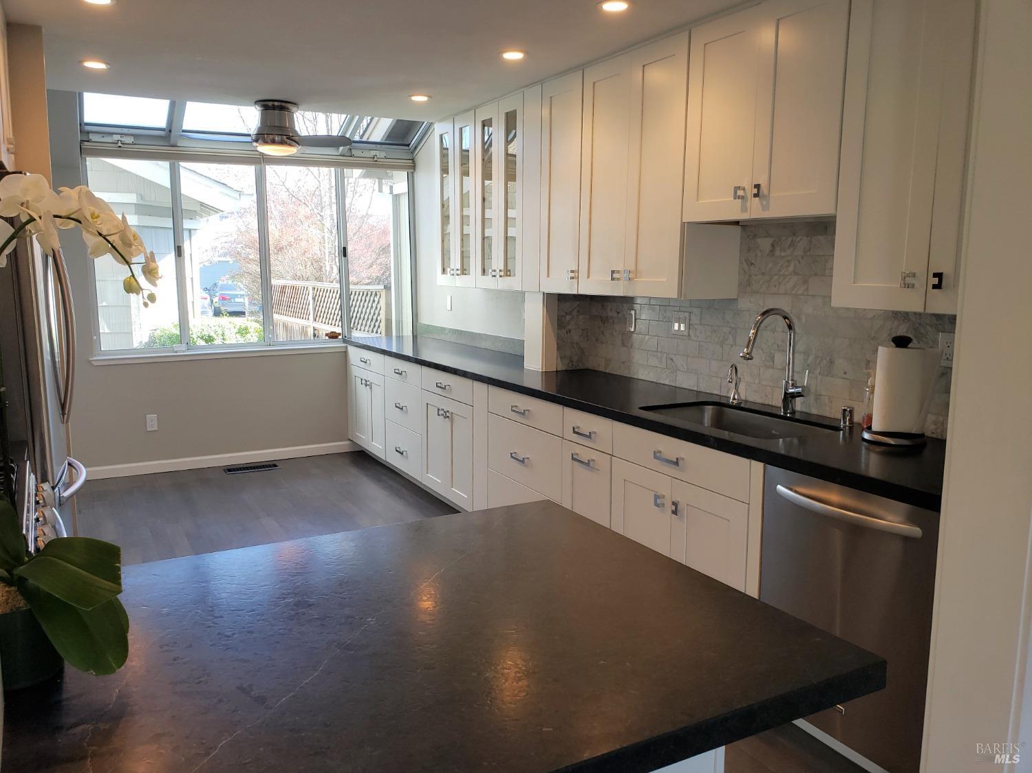 Detail Gallery Image 9 of 31 For 6 Narragansett Cv, San Rafael,  CA 94901 - 2 Beds | 3 Baths