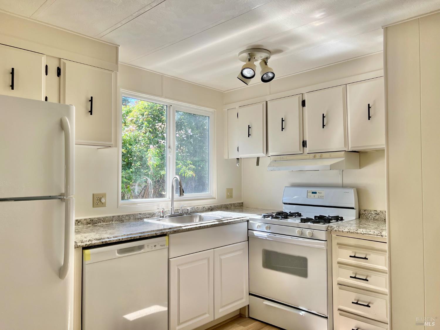 Detail Gallery Image 9 of 25 For 101 Drake Mews Unkn, Sonoma,  CA 95476 - 2 Beds | 2 Baths