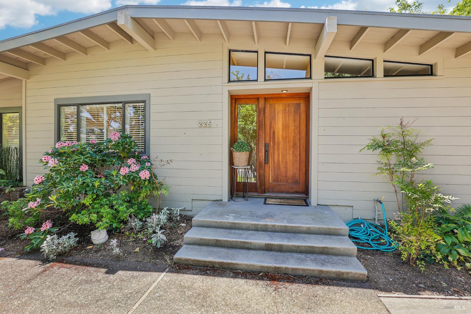 Detail Gallery Image 3 of 41 For 225 Van Winkle Dr, San Anselmo,  CA 94960 - 5 Beds | 4 Baths