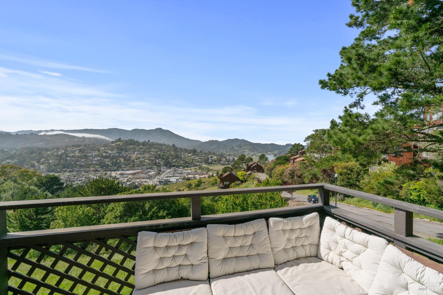 Detail Gallery Image 11 of 26 For 402 Donahue St, Sausalito,  CA 94965 - 3 Beds | 2/1 Baths