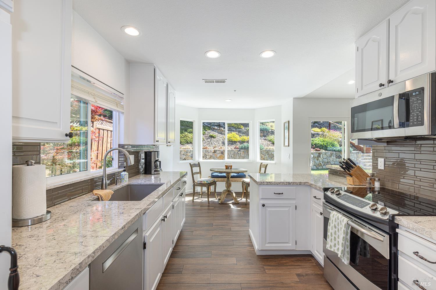 Detail Gallery Image 5 of 45 For 3336 Brittany Cir, Napa,  CA 94558 - 3 Beds | 2 Baths