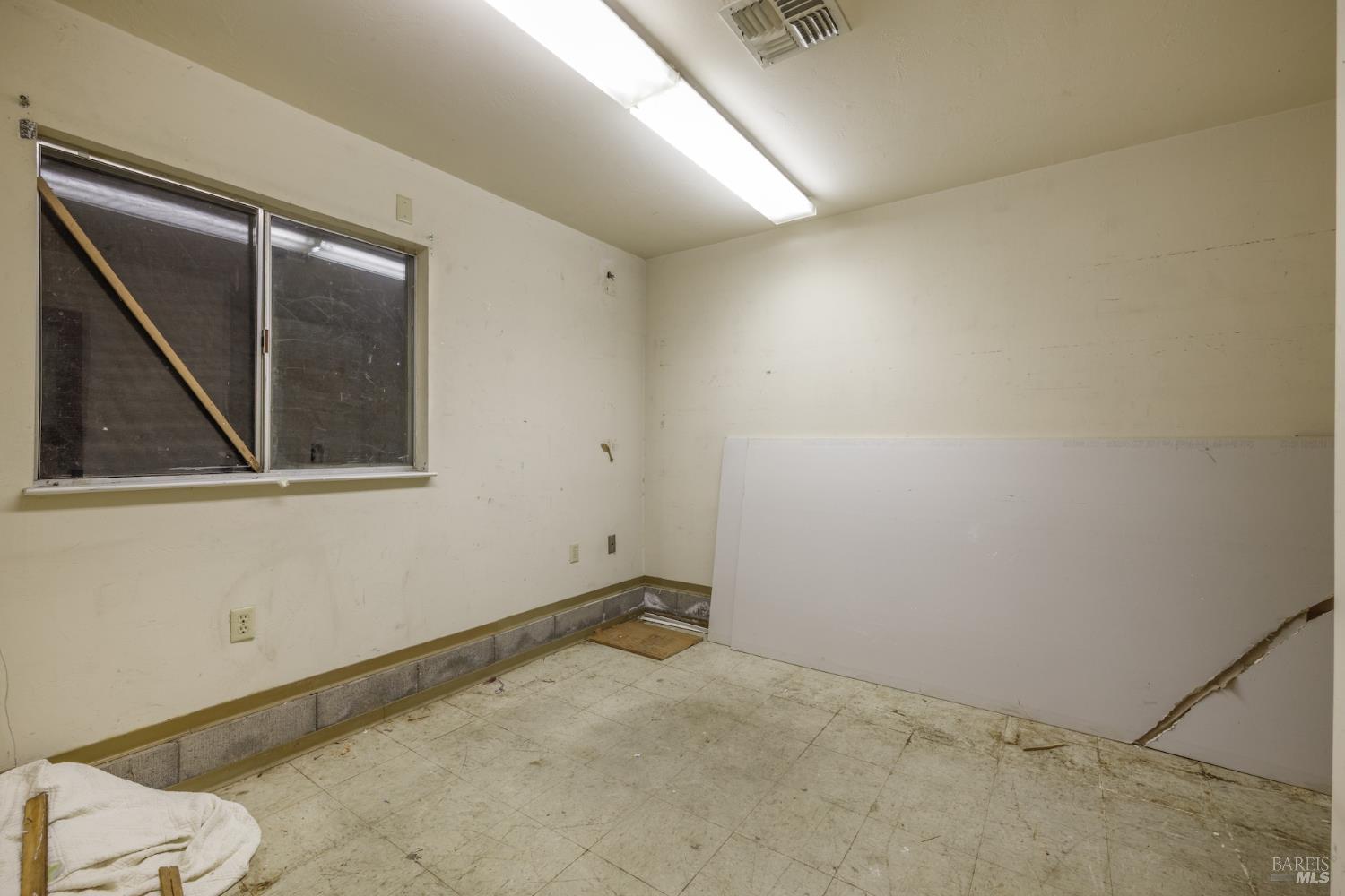 Detail Gallery Image 16 of 25 For 219 S Cloverdale Blvd, Cloverdale,  CA 95425 - – Beds | – Baths