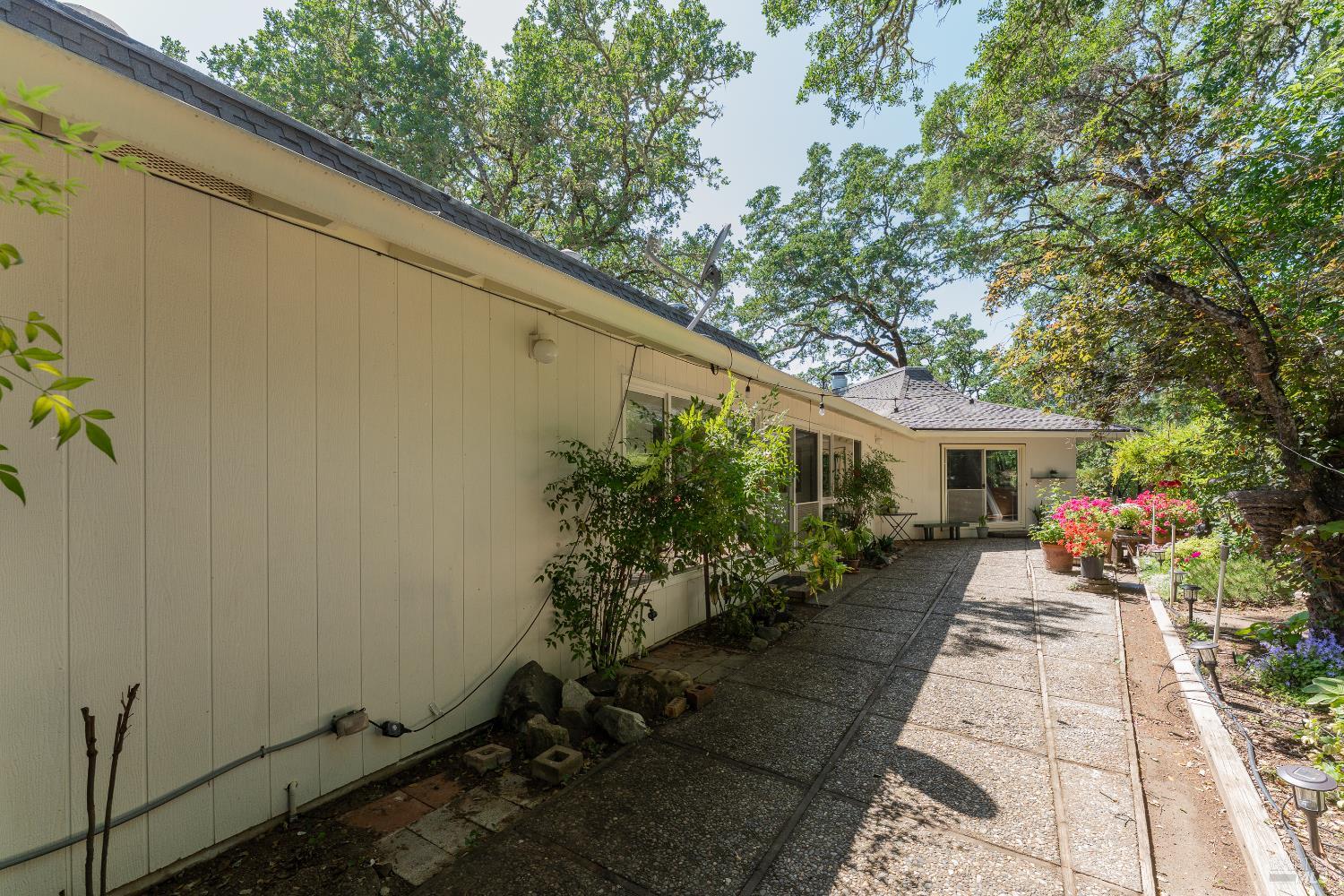 Detail Gallery Image 19 of 38 For 925 Knob Hill Rd, Ukiah,  CA 95482 - 3 Beds | 2 Baths
