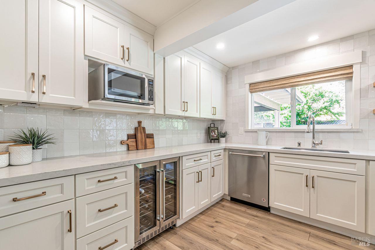 Detail Gallery Image 9 of 37 For 37 Angela Ave, San Anselmo,  CA 94960 - 4 Beds | 2/1 Baths