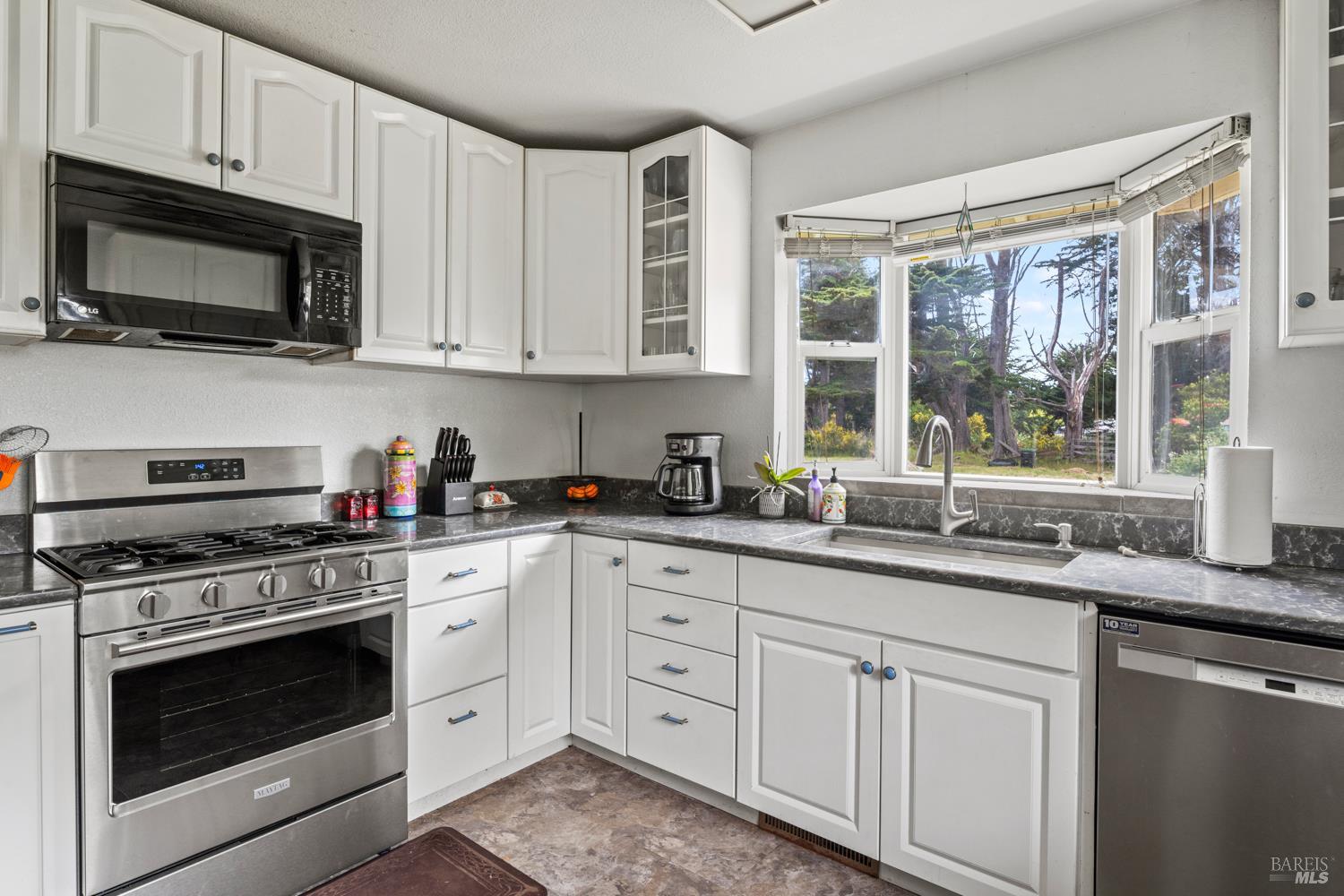 Detail Gallery Image 4 of 31 For 18520 Old Coast Hwy, Fort Bragg,  CA 95437 - 3 Beds | 2 Baths