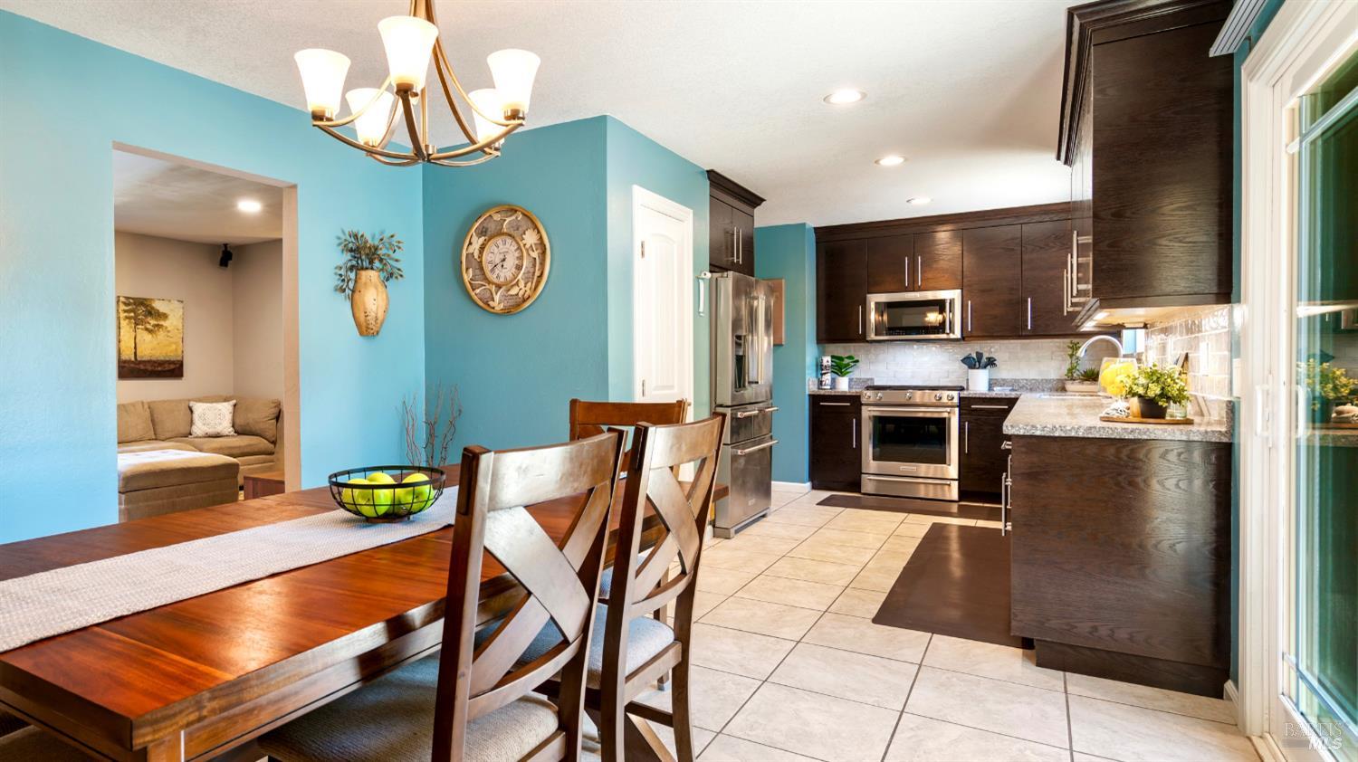 Detail Gallery Image 10 of 38 For 1523 Bruce Ct, Santa Rosa,  CA 95401 - 3 Beds | 2 Baths