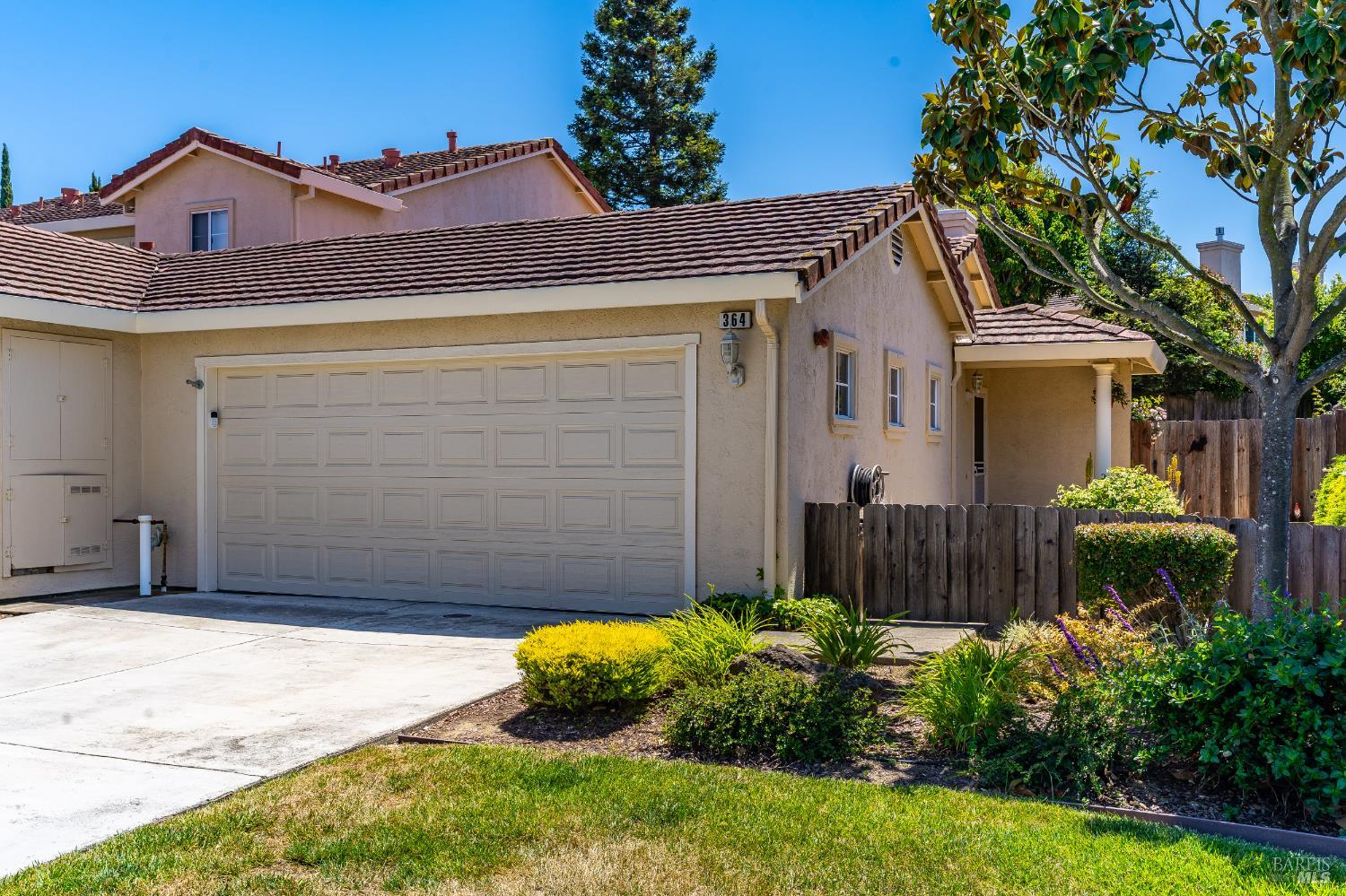 Detail Gallery Image 4 of 38 For 364 Columbia Cir, Benicia,  CA 94510 - 2 Beds | 2 Baths
