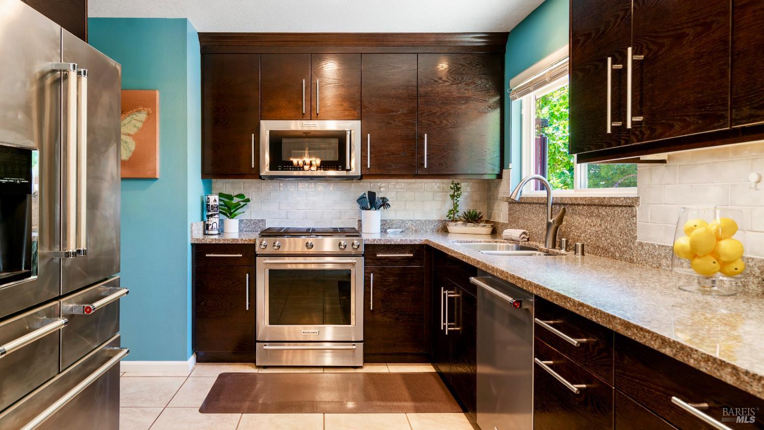 Detail Gallery Image 7 of 38 For 1523 Bruce Ct, Santa Rosa,  CA 95401 - 3 Beds | 2 Baths