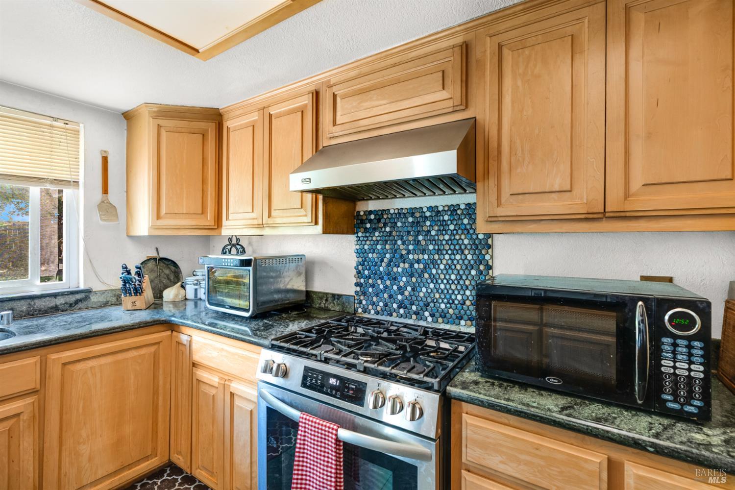 Detail Gallery Image 10 of 34 For 6048 Dawn Dr, Rohnert Park,  CA 94928 - 4 Beds | 3 Baths