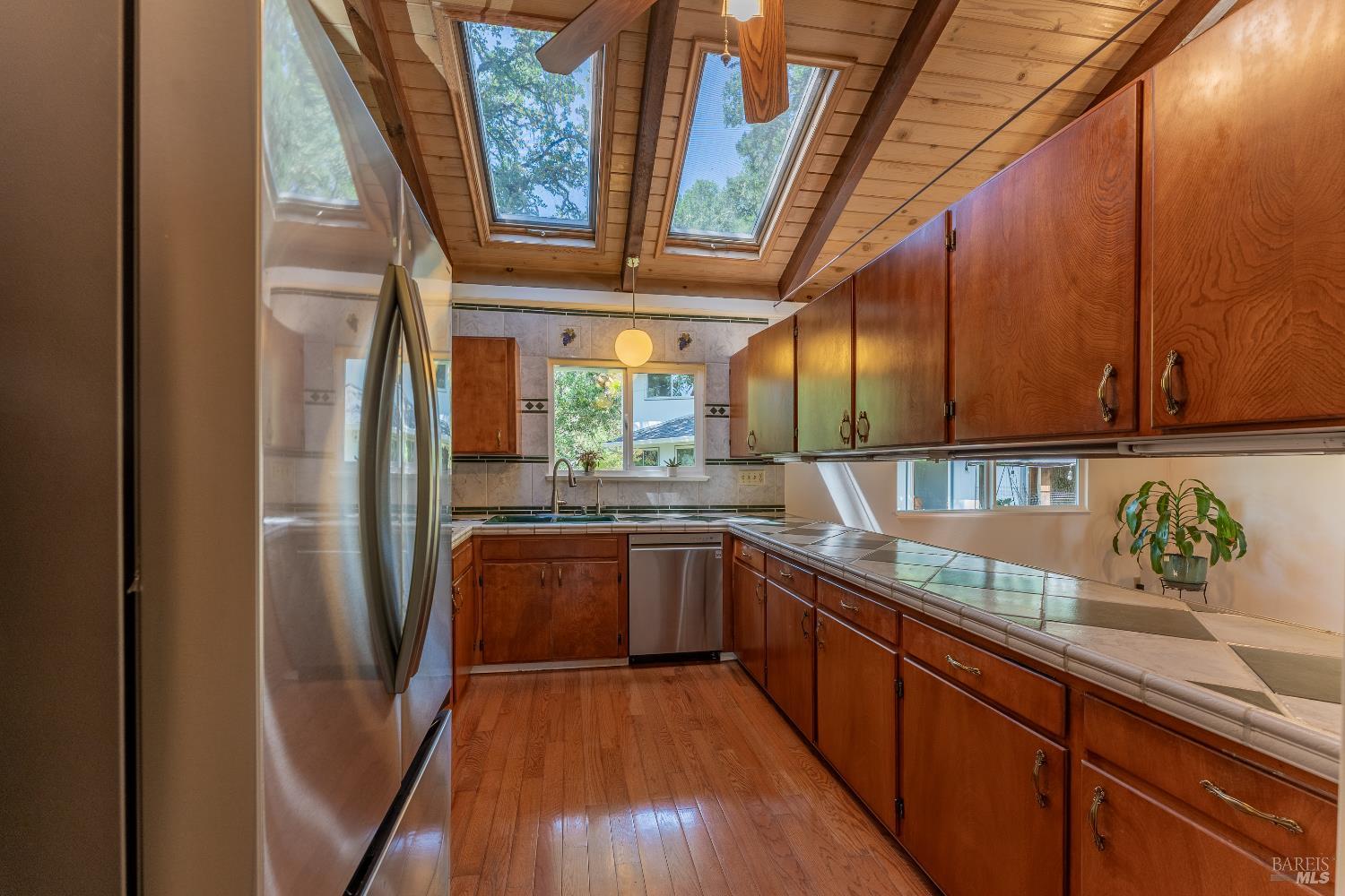 Detail Gallery Image 8 of 38 For 925 Knob Hill Rd, Ukiah,  CA 95482 - 3 Beds | 2 Baths