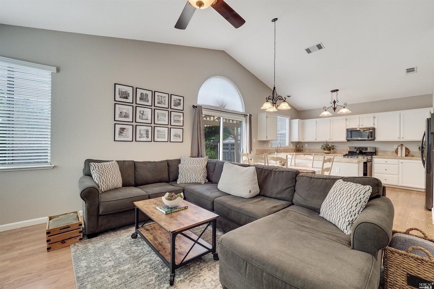 Detail Gallery Image 3 of 11 For 915 Tipperary Dr, Vacaville,  CA 95688 - 3 Beds | 2 Baths