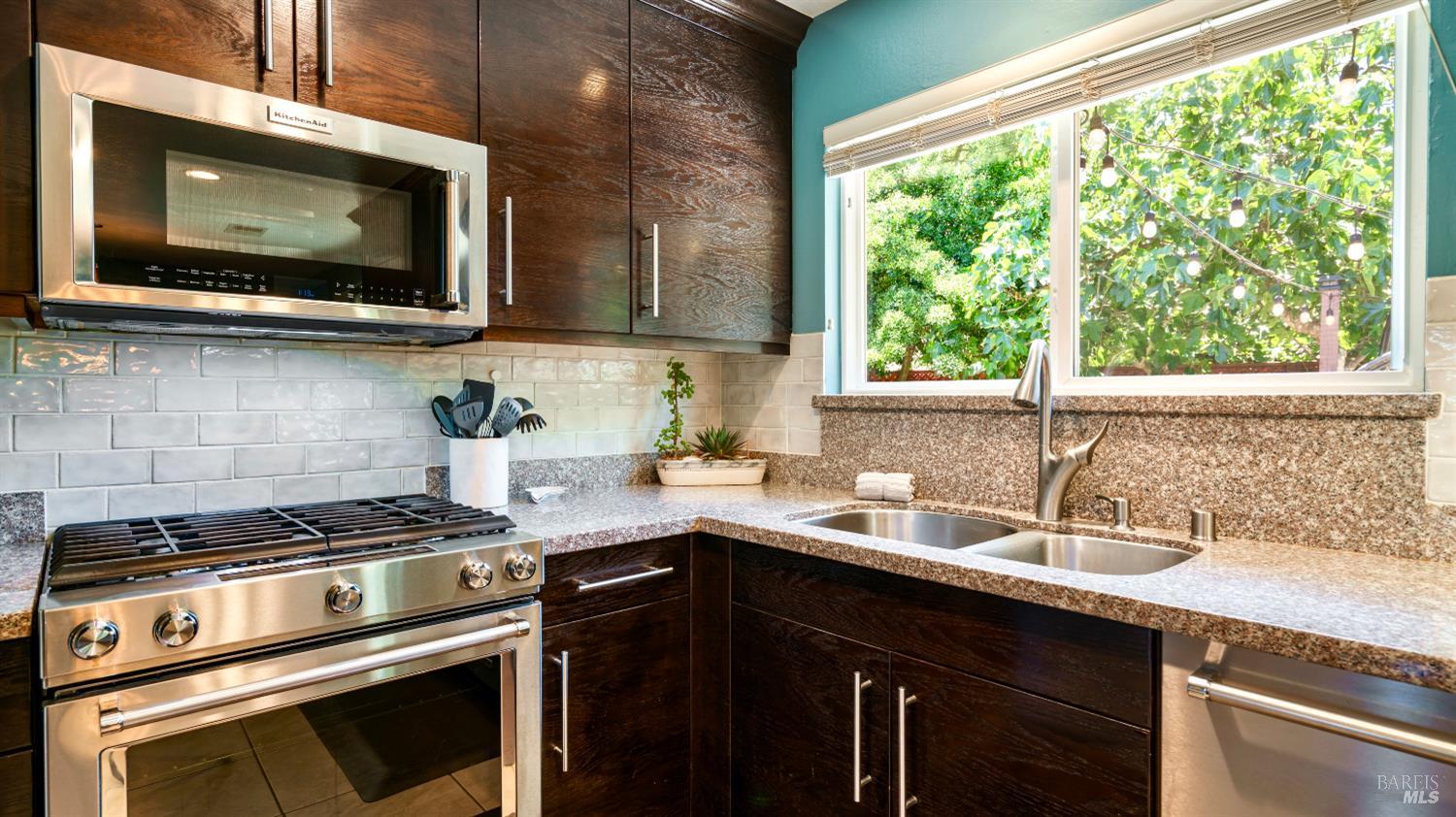 Detail Gallery Image 6 of 38 For 1523 Bruce Ct, Santa Rosa,  CA 95401 - 3 Beds | 2 Baths