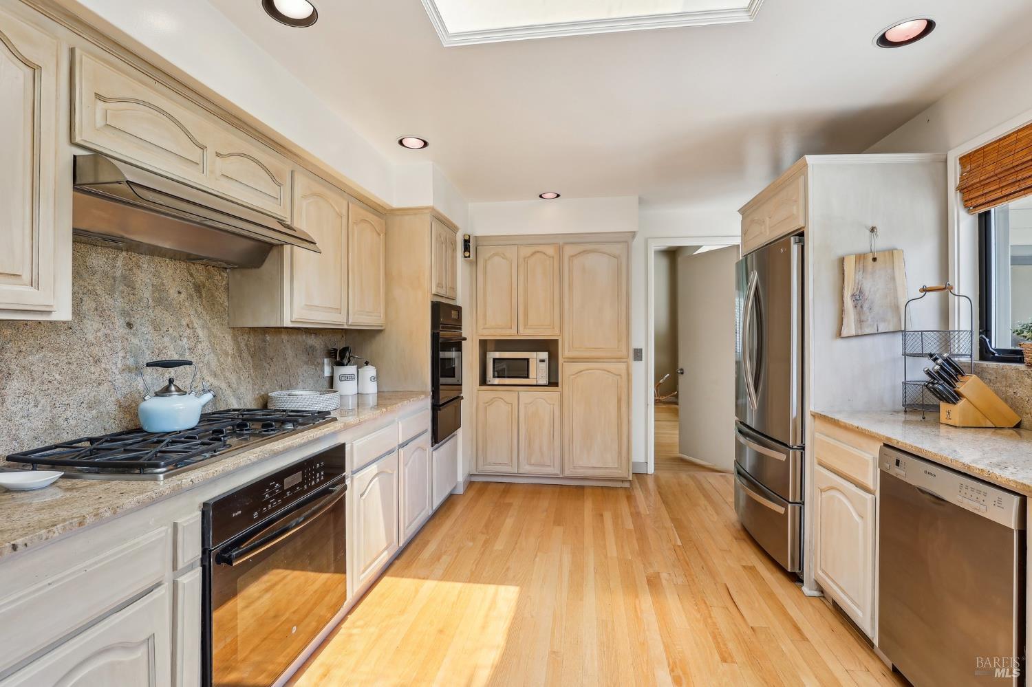 Detail Gallery Image 17 of 41 For 225 Van Winkle Dr, San Anselmo,  CA 94960 - 5 Beds | 4 Baths