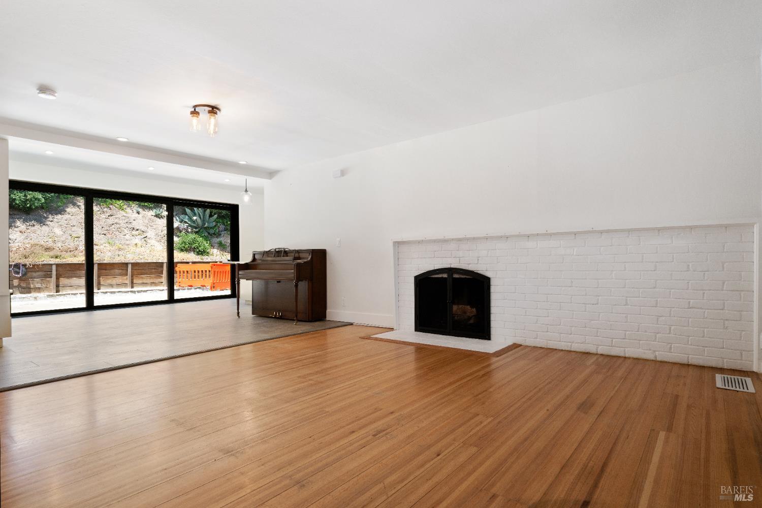 Detail Gallery Image 4 of 62 For 600 Miller Creek Rd, San Rafael,  CA 94903 - 3 Beds | 2/1 Baths